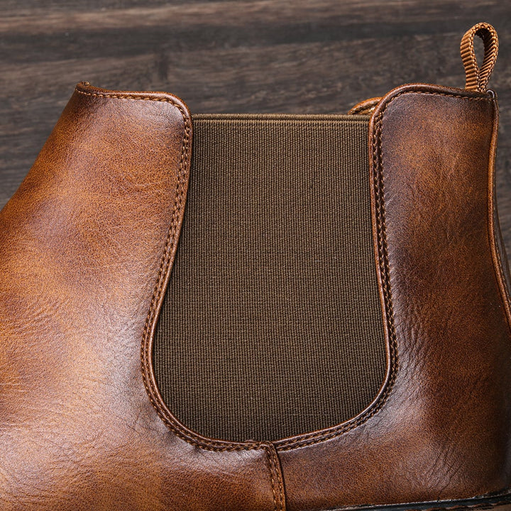 Gros plan sur la texture durable des bottes hommes imperméables, mode masculine robuste.