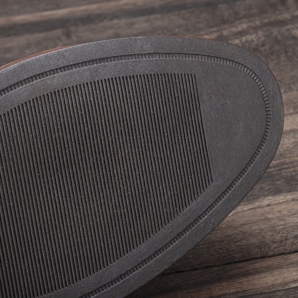 Semelle antidérapante des bottes hommes d'hiver, offrant confort et sécurité sur sol mouillé.