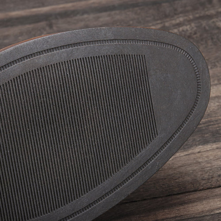 Semelle antidérapante des bottes hommes d'hiver, offrant confort et sécurité sur sol mouillé.