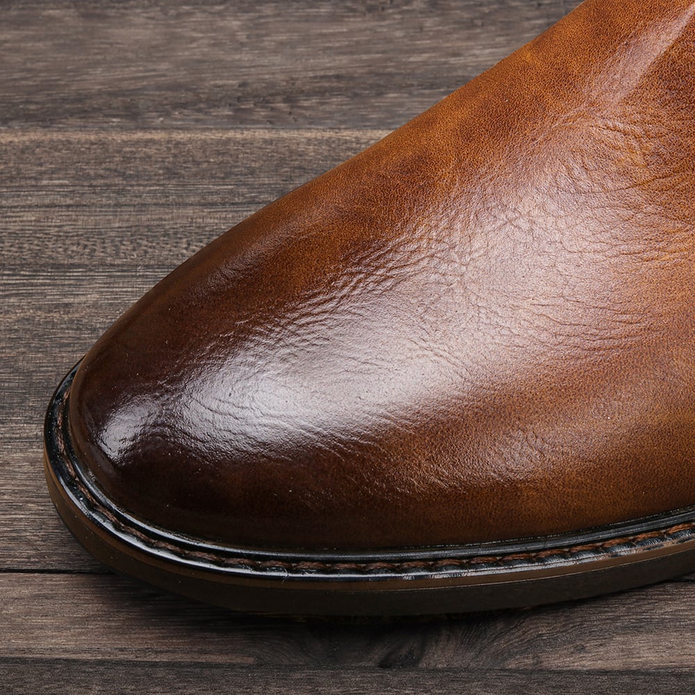 Modèle portant des bottines Chelsea imperméables, montrant leur style urbain et élégant.