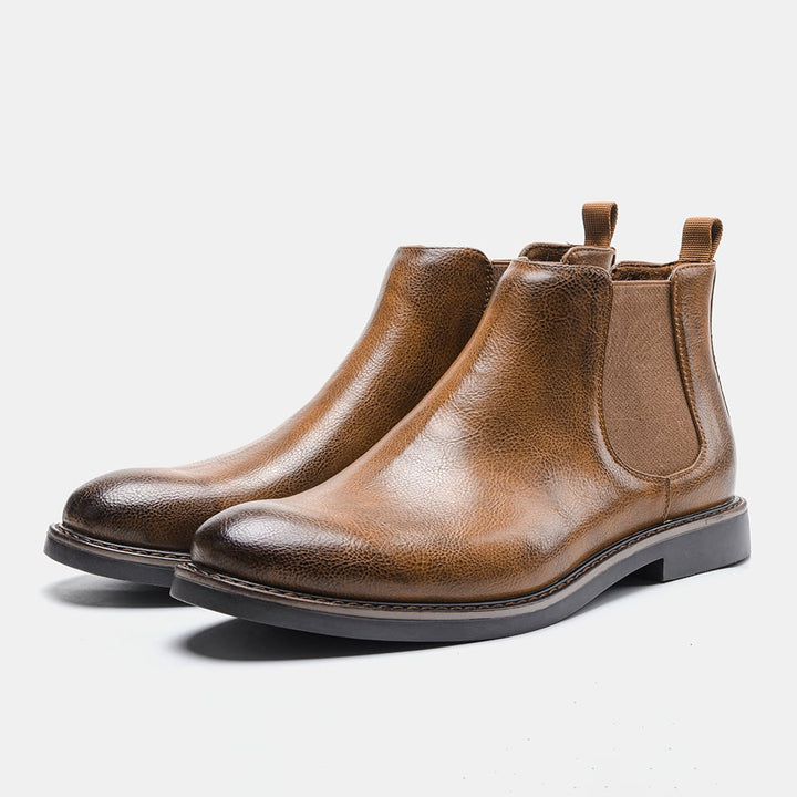 Paire de bottes Chelsea hommes noires, confortables et stylées, pour une mode masculine polyvalente.