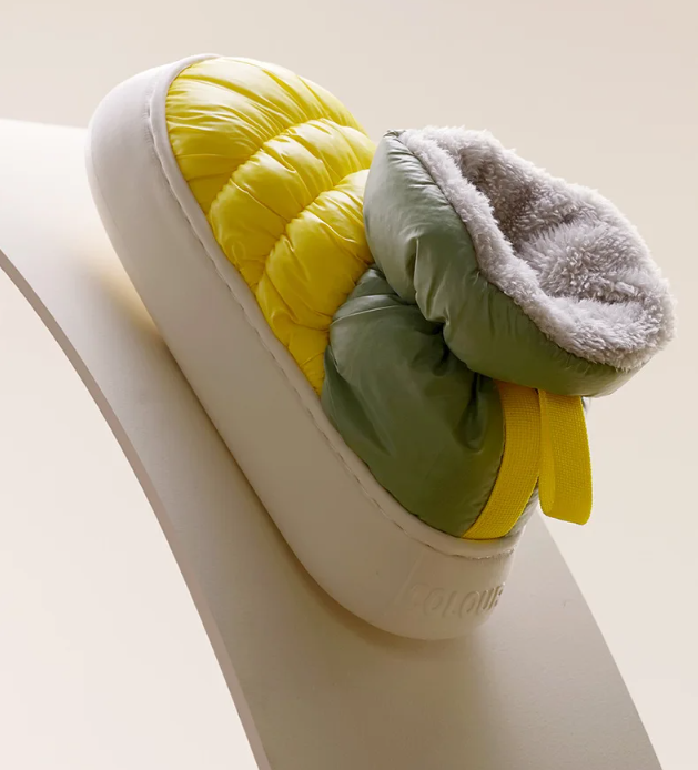 Bottes de protection imperméables pour l'hiver, gardant les pieds au chaud et au sec, confort garanti.
