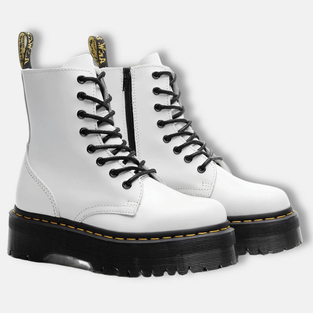 Bottes élégantes noires pour femmes, style moderne et confort durable, idéales automne/hiver.
