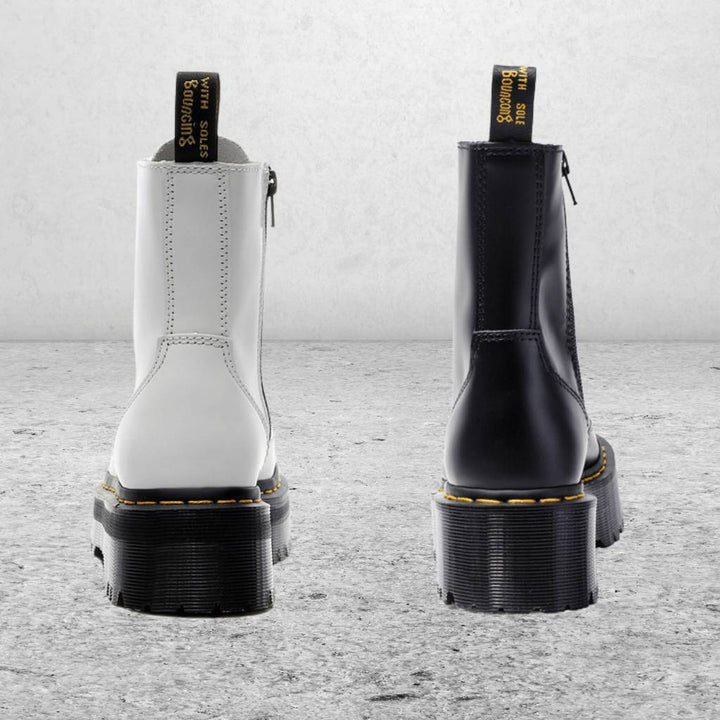 Bottes élégantes pour femmes, noires, idéales pour la mode hivernale et les tenues d'automne.