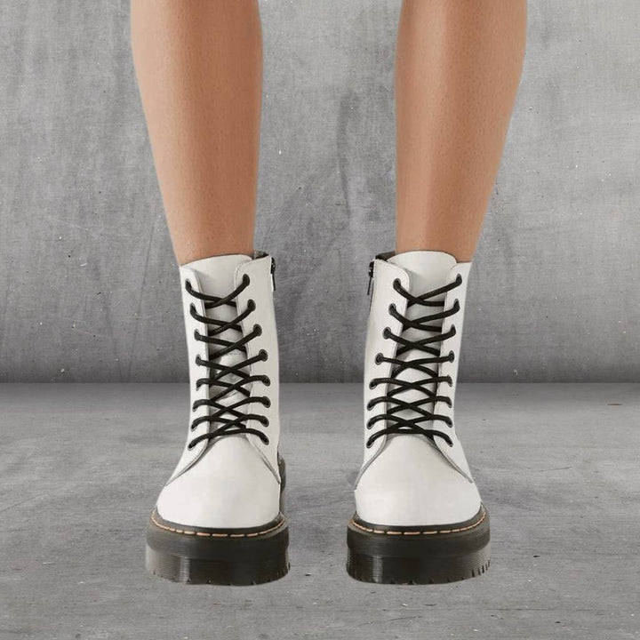 Bottes blanches élégantes, style moderne, polyvalentes pour femmes, confort durable.