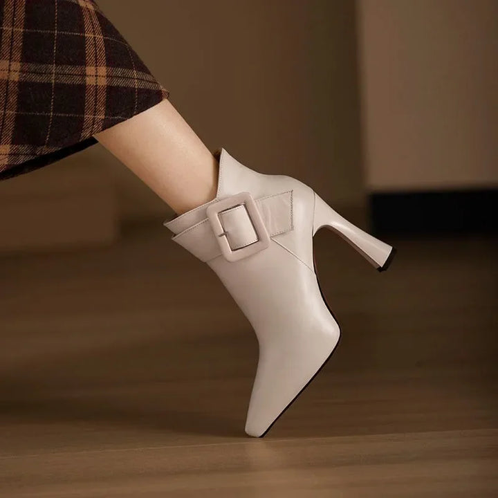 Bottes élégantes pour femmes, noires, avec multiples boucles décoratives. Confortables et chics pour l'automne-hiver.