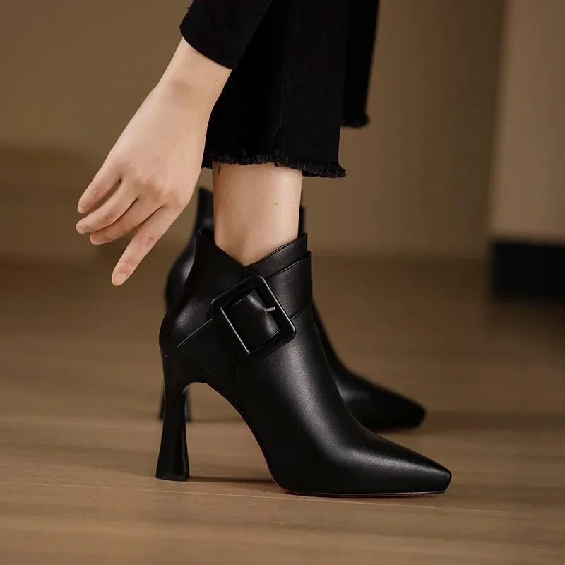 Détail des boucles ajustables sur bottes femmes noires. Un design chic et tendance, parfait pour la mode automne.