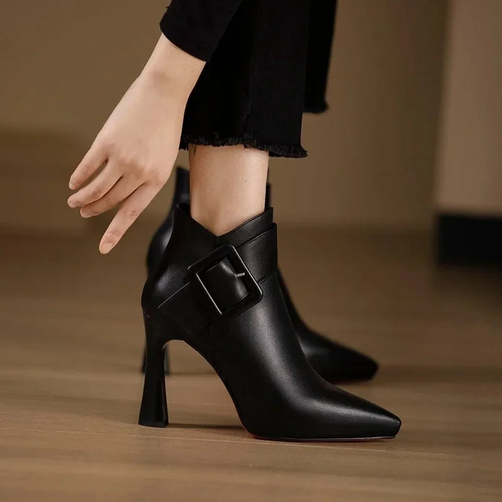 Détail des boucles ajustables sur bottes femmes noires. Un design chic et tendance, parfait pour la mode automne.