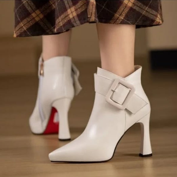 Chaussures bottes femmes en matière douce, confortables et résistantes. Modèle élégant à boucles, idéal mode automne hiver.