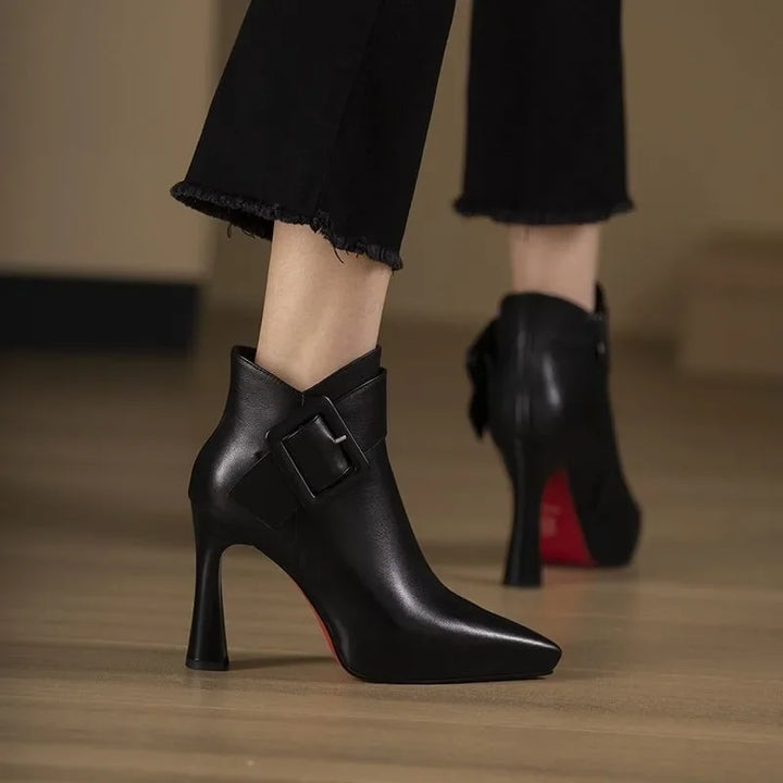 Bottes élégantes pour femmes avec boucles, portées. Chaussures polyvalentes et confortables, parfaites pour un look chic.