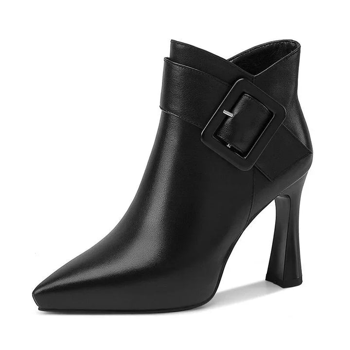Bottes à boucles pour femmes, offrant stabilité et confort. Un incontournable de la mode automne hiver, élégant et polyvalent.