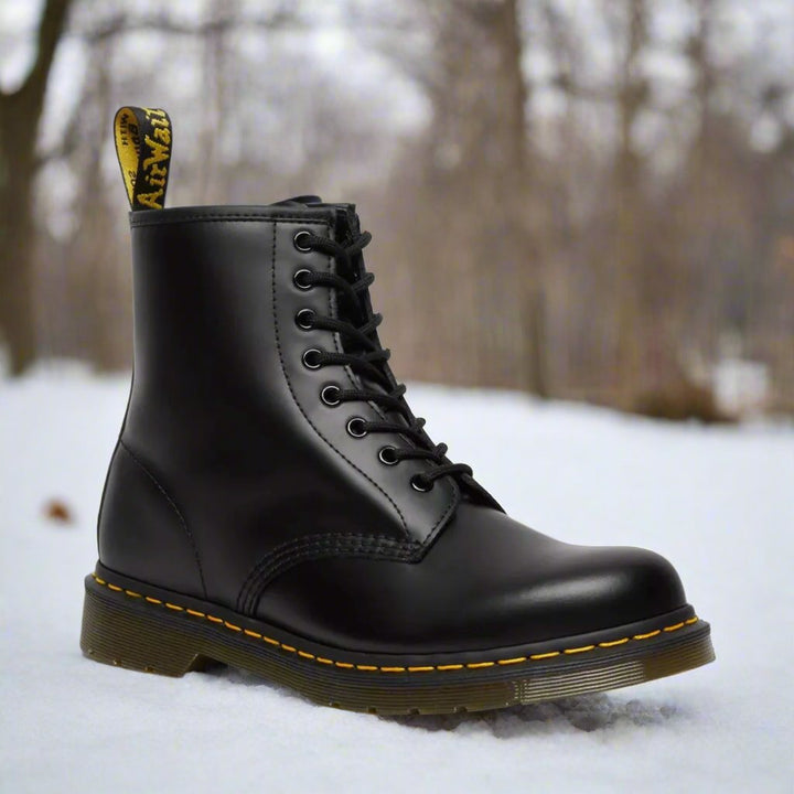 Bottes à lacets modernes pour femme en cuir noir. Chaussures confortables et stylées pour automne/hiver.