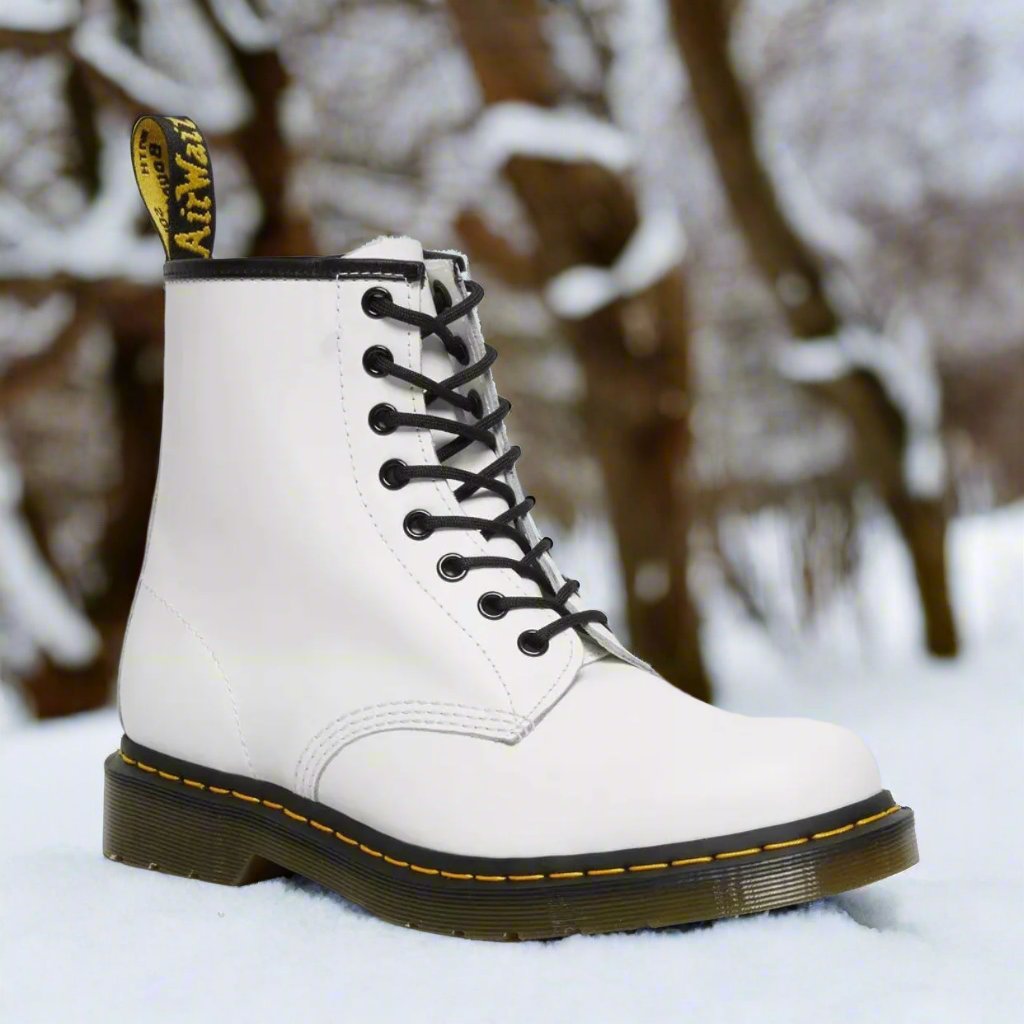 Gros plan sur bottes femme à lacets en cuir lisse, œillets. Chaussures polyvalentes et confortables pour un style mode.