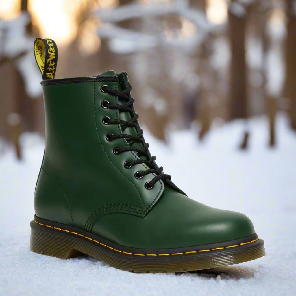 Femme portant bottes à lacets marron. Chaussures mode confortables et tendance, parfaites pour la saison automne-hiver.