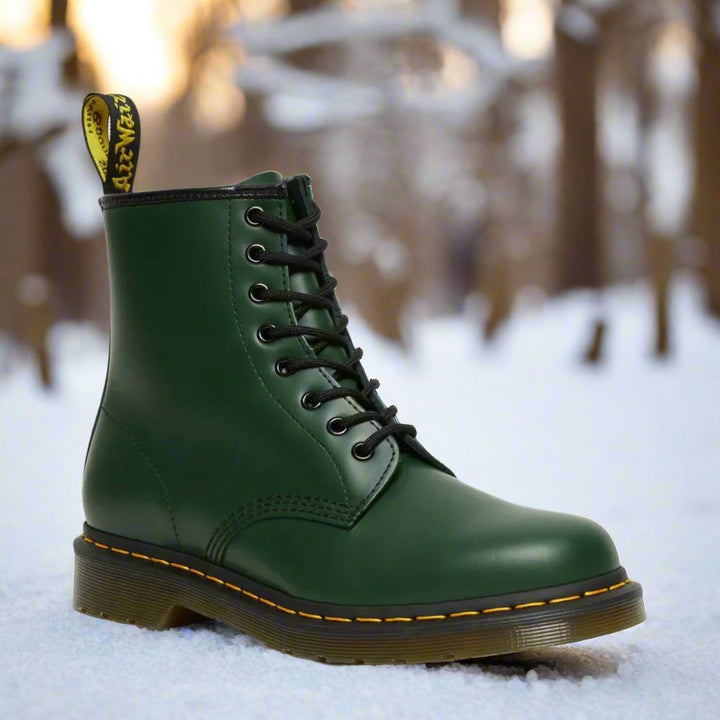 Femme portant bottes à lacets marron. Chaussures mode confortables et tendance, parfaites pour la saison automne-hiver.