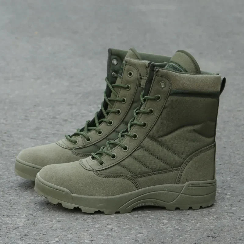 Bottes tactiques unisexes, légères et robustes, assurant protection et confort pour toute activité extérieure.