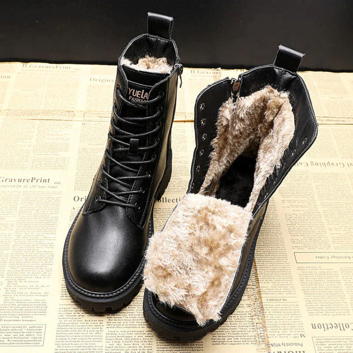 Paire de bottes élégantes et chaudes pour femmes. Chaussures noires tendance, idéales pour l'hiver.