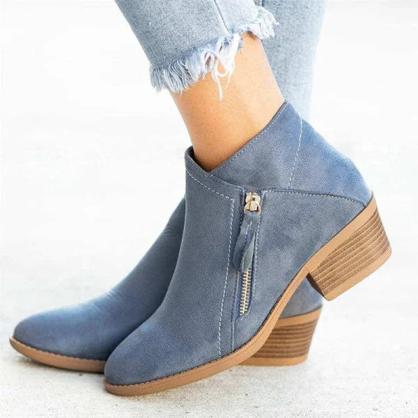 Bottes noires élégantes pour femmes, avec plateforme tendance. Chaussures orthopédiques pour un confort chic en automne.