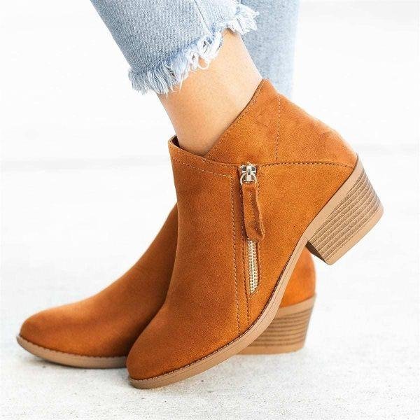Bottes élégantes et polyvalentes pour femmes. Chaussures orthopédiques assurant confort et tendance pour l'automne.
