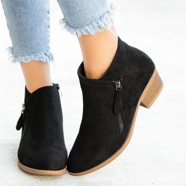 Femme en bottes orthopédiques élégantes, alliant confort, stabilité et style automnal. Idéales pour un usage quotidien.