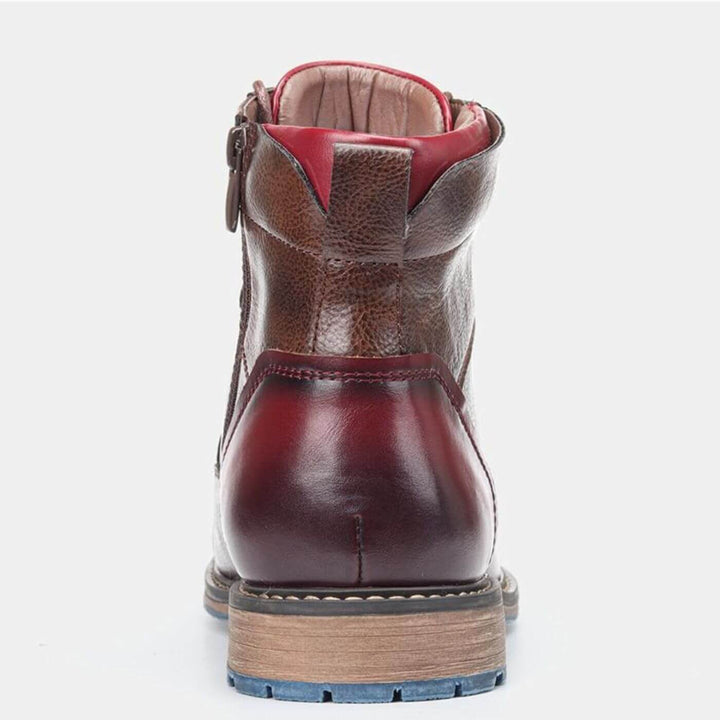 Gros plan sur bottes Oxford homme en cuir, lacets solides et semelle robuste, offrant élégance et confort durable.