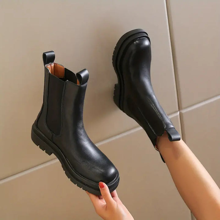 Profil bottes plateforme femme noires. Design chic et élégant, semelle épaisse confortable. Idéales pour la mode hiver.