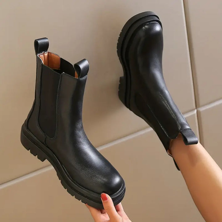 Vue avant bottes plateforme femme chic. Bout rond élégant, tige haute confortable. Chaussures mode polyvalentes hiver.