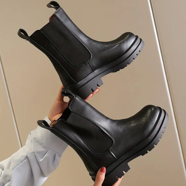 Vue arrière bottes plateforme femme. Talon bloc robuste, design chic et confortable. Parfaites pour la mode hiver.