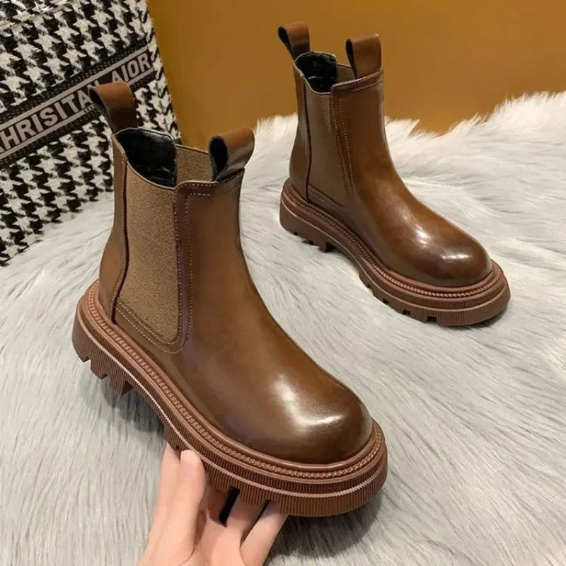 Bottes punk noires pour femmes, style audacieux, plateforme épaisse, parfaites pour la mode hivernale tendance.