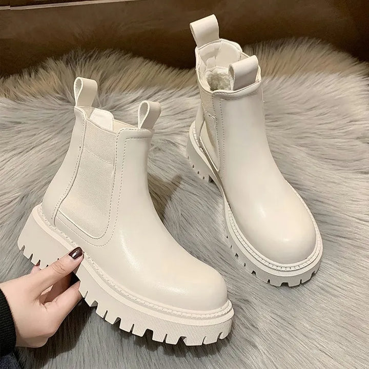 Chaussures punk montantes pour femmes, en synthétique robuste, avec boucles et semelle plateforme rebelle.