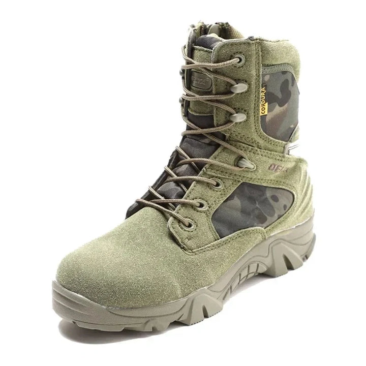 Homme portant des bottes tactiques de randonnée antidérapantes en pleine nature.