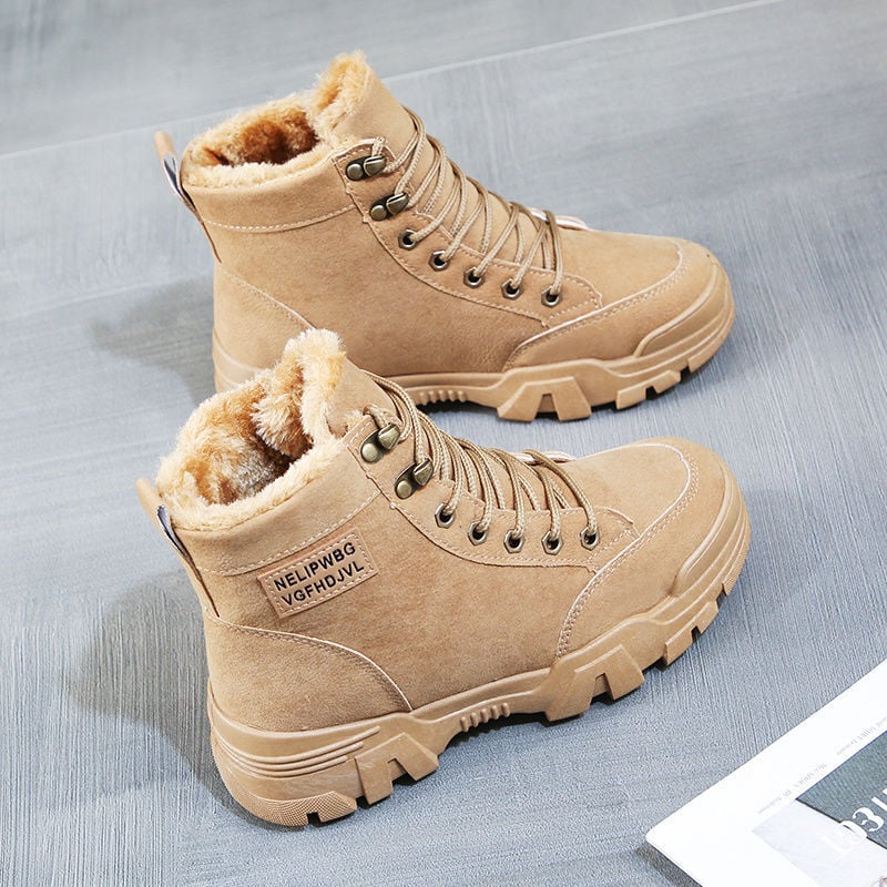 Détail bottes femme urbaines: lacets métalliques robustes et semelle plateforme épaisse crantée, tendance hiver.