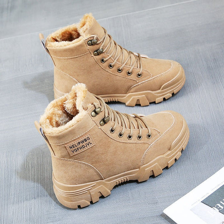 Détail bottes femme urbaines: lacets métalliques robustes et semelle plateforme épaisse crantée, tendance hiver.