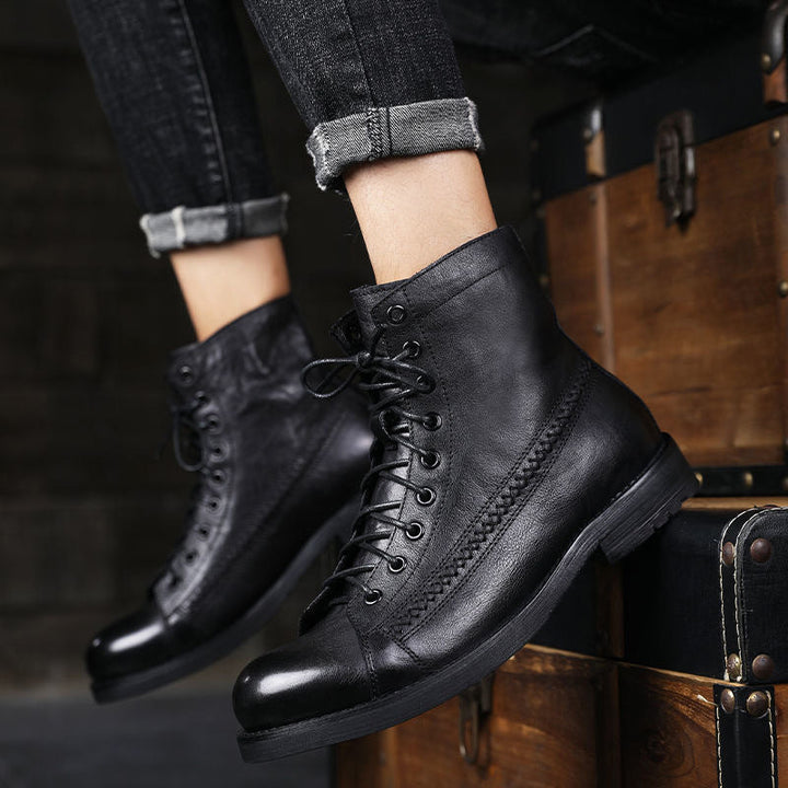 Bottes vintage homme élégantes en cuir marron, robustes pour l'hiver urbain.