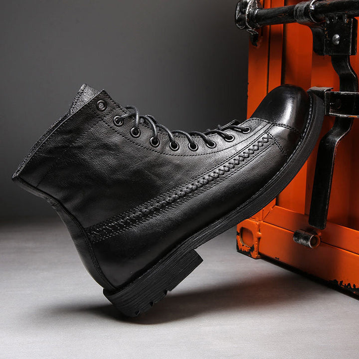 Chaussures montantes vintage pour homme, cuir robuste et élégant, parfaites en ville ou nature.