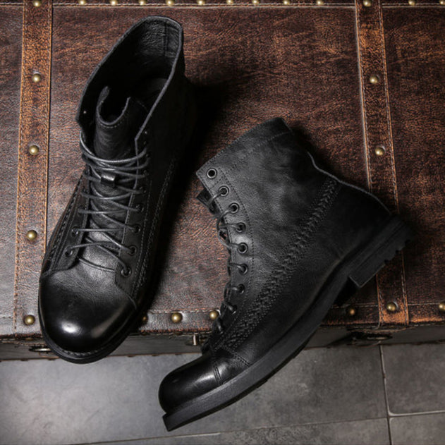 Gros plan texture cuir vieilli bottes vintage homme, style urbain décontracté automne-hiver.