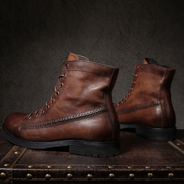 Vue latérale bottes vintage homme en cuir marron robustes, idéales mode automne-hiver.