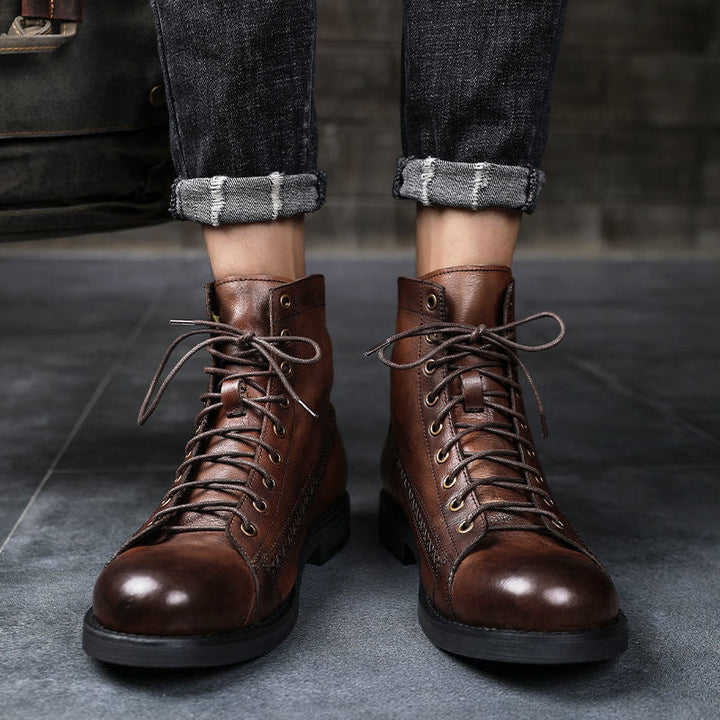 Détails lacets robustes bottes vintage homme, touche élégante pour chaussures d'hiver montantes.