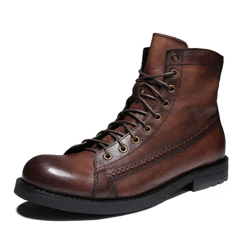Semelle crantée robuste bottes vintage homme, adhérence pour aventures urbaines hivernales.