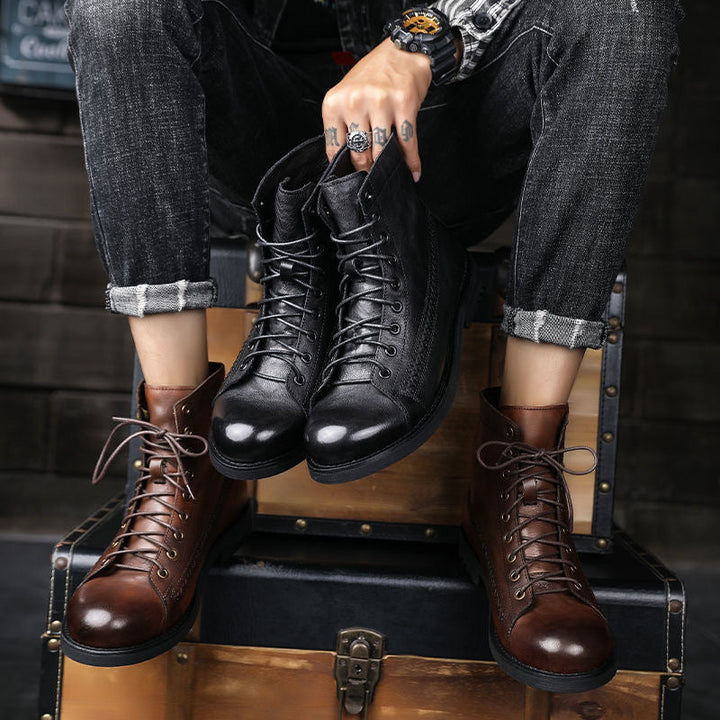 Paire de bottes vintage homme en cuir marron, look élégant et robuste pour le quotidien.