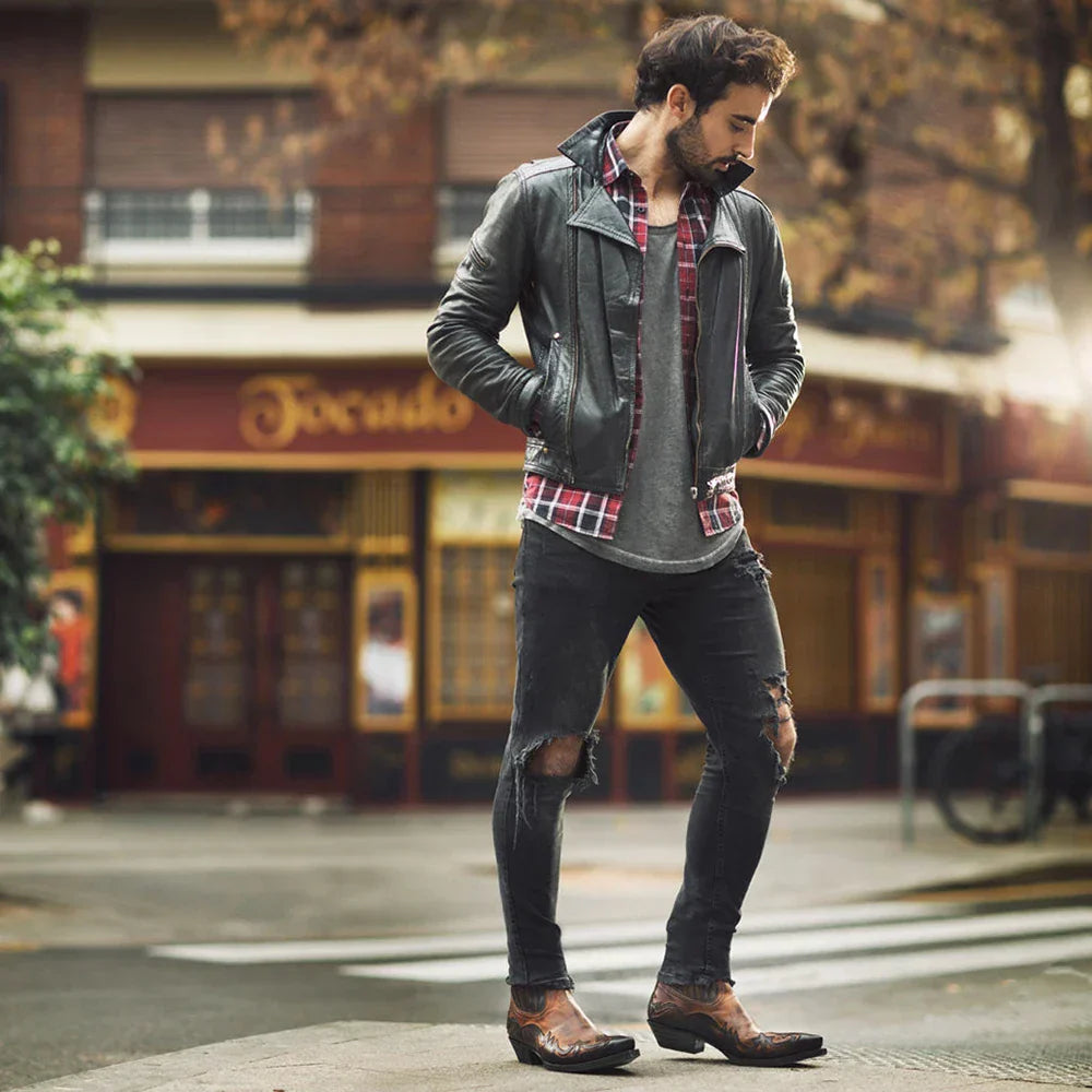 "Bottes western en cuir mi-hautes pour homme, broderies élégantes, bout pointu, talons hauts, style robuste et moderne."
