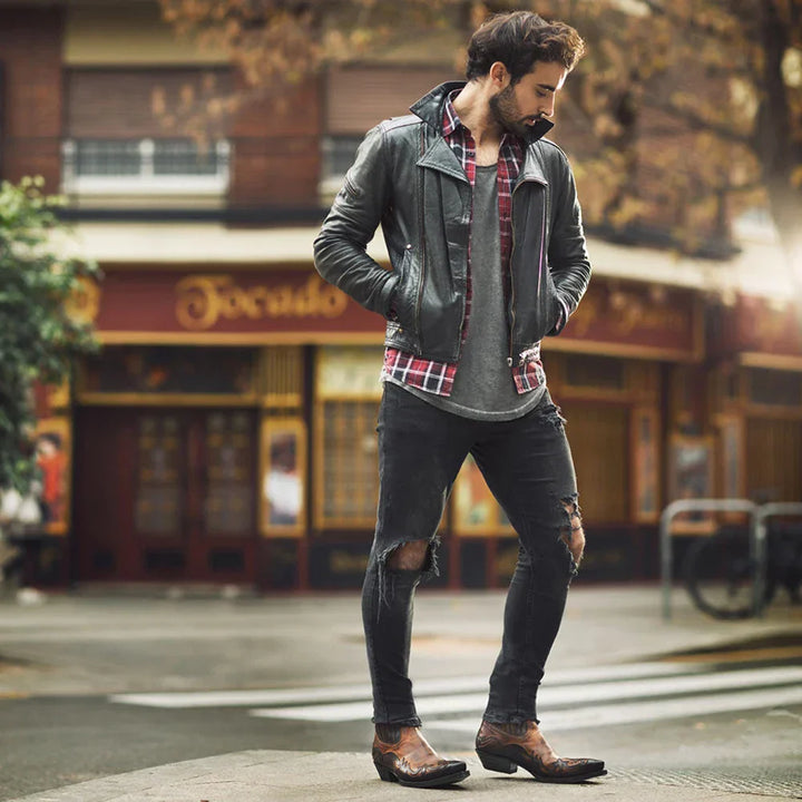 "Bottes western en cuir mi-hautes pour homme, broderies élégantes, bout pointu, talons hauts, style robuste et moderne."