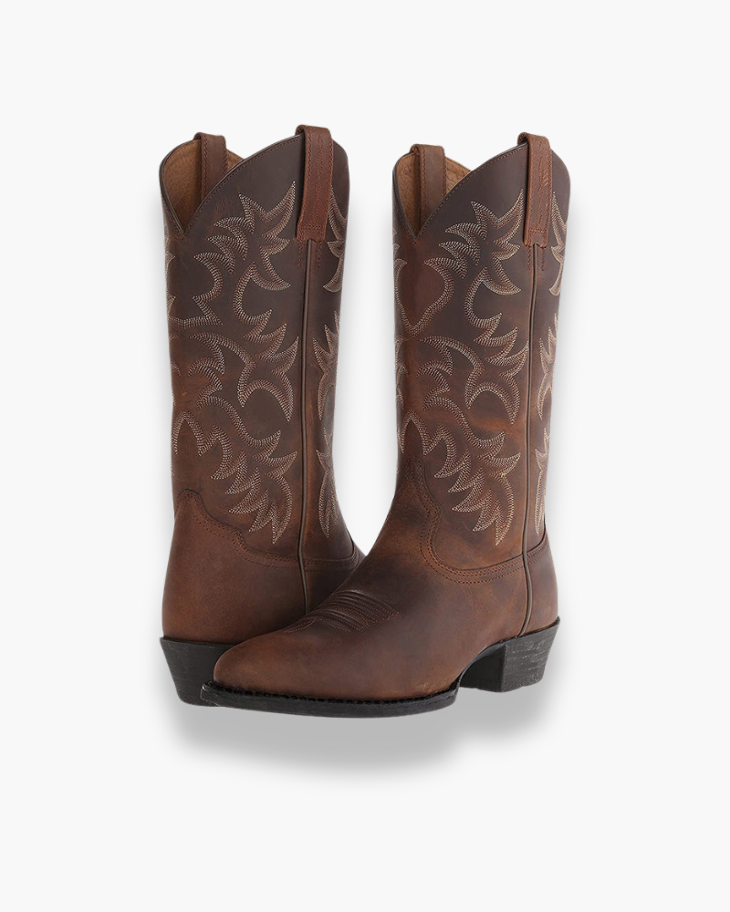 Bottes western femme élégantes avec coutures apparentes, design travaillé et coupe féminine, marron cuir authentique.