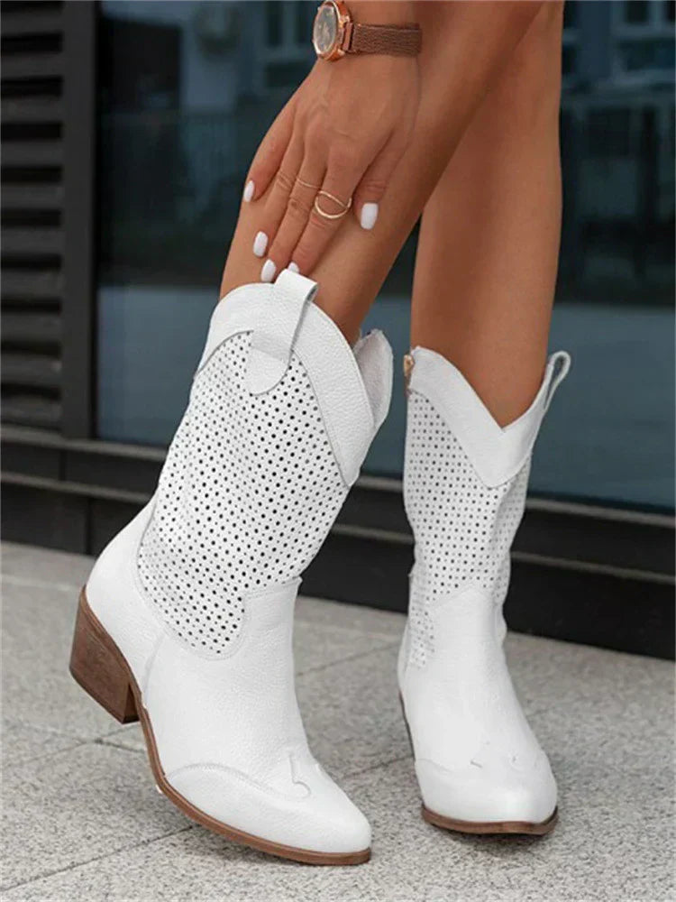 Bottes western femme en cuir perforé.  Style élégant et confortable, bout pointu, talon bloc.
