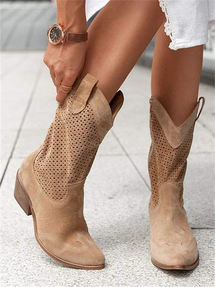 Bottes western femme en cuir perforé.  Style élégant et confortable, bout pointu, talon bloc.