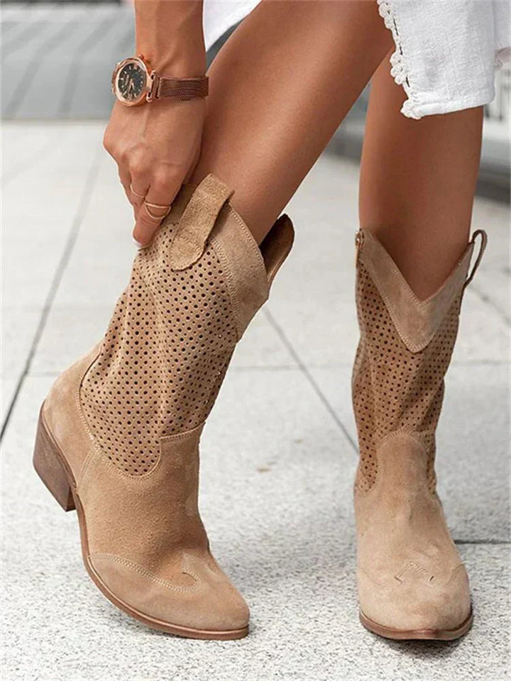 Bottes western femme en cuir perforé.  Style élégant et confortable, bout pointu, talon bloc.