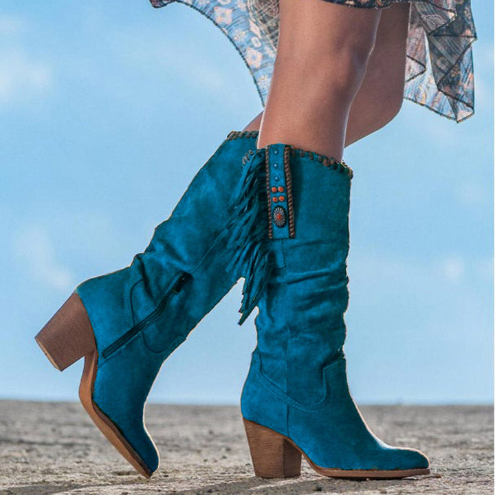 Bottes western femme fashion, style automne-hiver avec talon bloc, détails, pour un look chic et tendance.