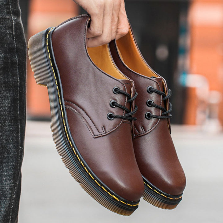 "Bottines basses en cuir élégant pour hommes, confortables et stylées, disponibles en plusieurs couleurs."