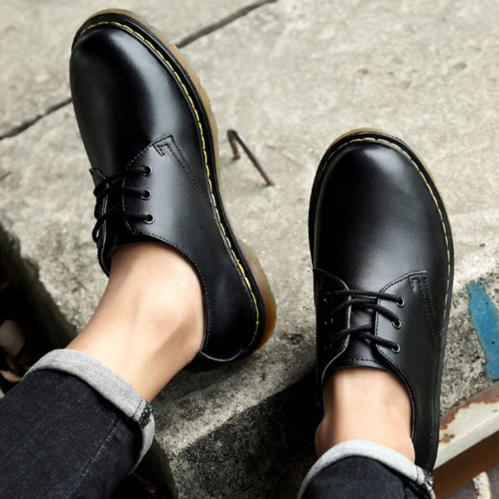 "Bottines basses en cuir élégant pour hommes, confortables et stylées, disponibles en plusieurs couleurs."