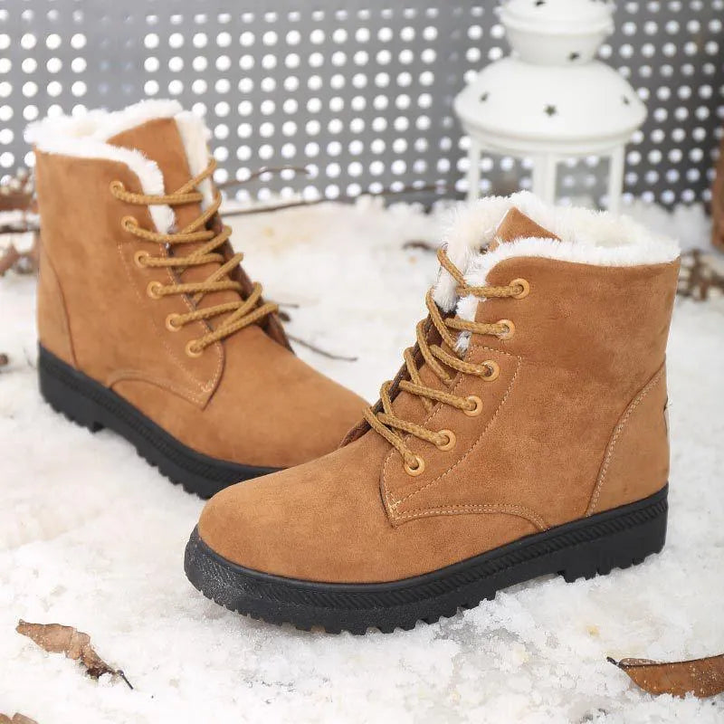 Bottines femme en daim marron, fourrées et confortables, idéales pour garder les pieds au chaud en hiver.